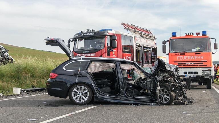 Bei Weyersfeld starb ein 61-Jähriger bei einem schweren Verkehrsunfall. Bei Weyersfeld starb ein 61-Jähriger bei einem schweren Verkehrsunfall. 