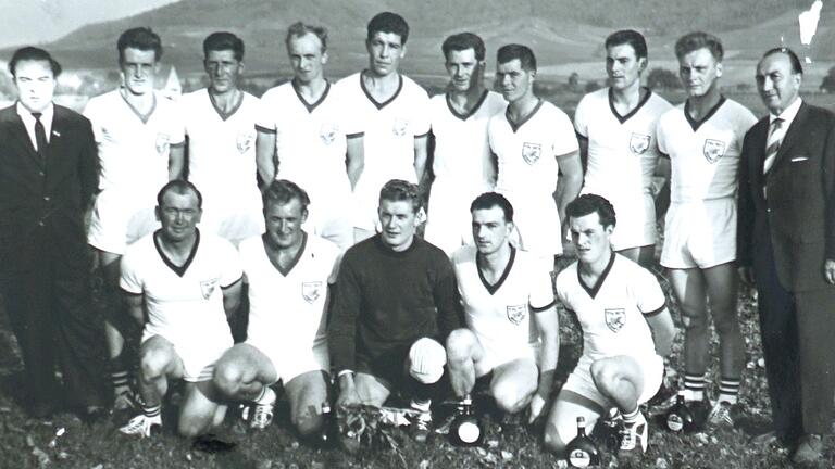 Die Mannschaft der Aufstiegshelden, die 1962 den Aufstieg in die Großfeld-Bayernliga schafften: Abteilungsleiter Franz Hauptmann (hinten von links), Georg Merklein, Günter Nickel, Hans Bachner, Siegfried Brand, Dieter Vierhub-Lorenz, Adolf Baumann und Friedrich Heß, Vorsitzender Martin Schmidt, sowie (vorne von links) Rudolf Deppisch, Valentin Linder, Erich Schmid, Martin Baumann und Oswald Wandler.