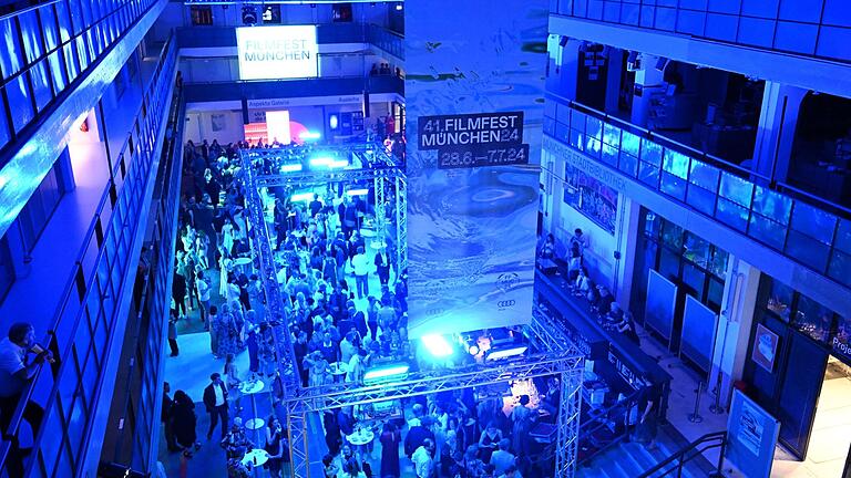 Filmfest München - Eröffnungsgala       -  Gäste feiern nach der Eröffnungsgala in der Isarphilharmonie im Rahmen des Filmfests München.