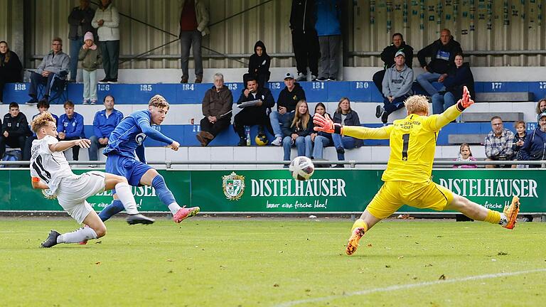 Heorhii Nachkebiia war Kickers-Verteidiger Bennet Knaus (links) schon enteilt, aber Torhüter Benedikt Glas verhinderte den Treffer für den Würzburger FV.