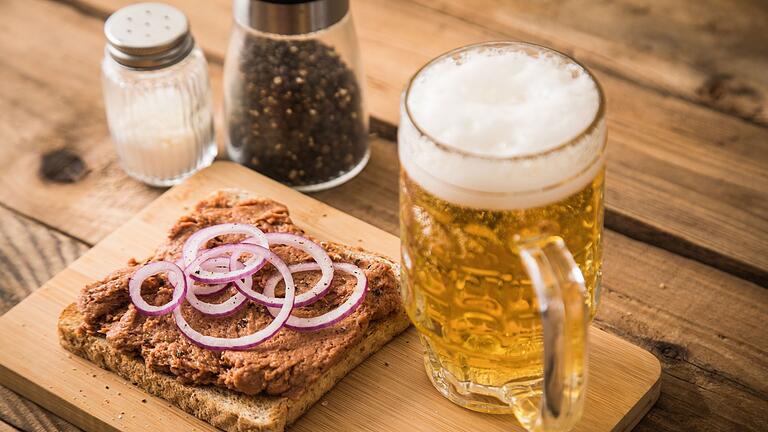 Filet Americain auf Toast - Ganz zünftig zum (Feierabend-)Bier passt das Filet Americain auf Toast mit Zwiebelringen. Filet Americain auf Toast - Ganz zünftig zum (Feierabend-)Bier passt das Filet Americain auf Toast mit Zwiebelringen.
