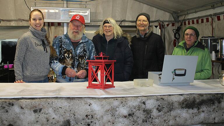 Ein Teil der Helfercrew hinter der Schneebar: Julia Benz, Erich Hofmann, Sabine Wende, Lothar Wende, Gaby Gehrhardt.