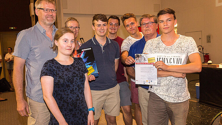 Stolz zeigt die Siegermannschaft des Riemenschneider-Gymnasiums ihre Urkunde, die von Prof. Dr. Barbara Sponholz, Vizepräsidentin der Uni Würzburg, und Bürgermeister Adolf Bauer überreicht wurde. Foto: Christian Weiß