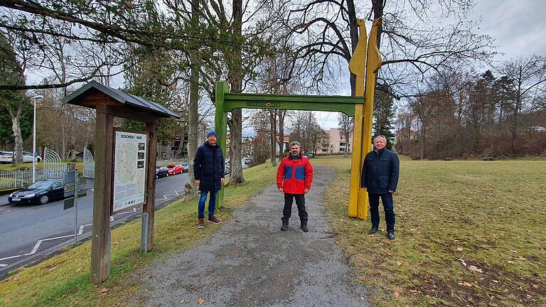 Klaus Spitzl (links) und Bad Kissingens Landrat Thomas Bold (rechts) bei der offiziellen Einführung des neuen Wanderwegekoordinators Alvaro Sanchez Einstieg des Fernwanderwegs in Bad Kissingen offiziell.