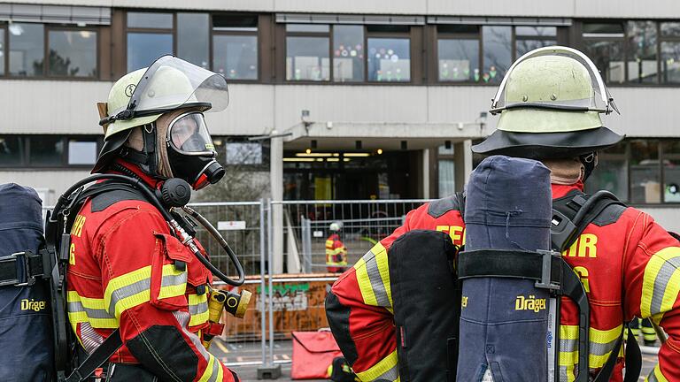 Die Feuerwehr hatte den Brand in der Ganztagesschule im Würzburger Stadtteil Heuchelhof schnell im Griff. Insgesamt waren rund 200 Rettungskräfte vor Ort. Die Feuerwehr hatte den Brand in der Ganztagesschule im Würzburger Stadtteil Heuchelhof schnell im Griff. Insgesamt waren rund 200 Rettungskräfte vor Ort.