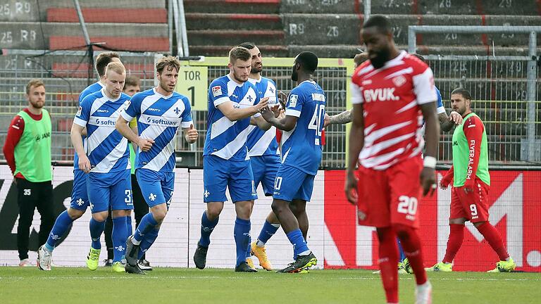 Jubel beim SV Darmstadt (hinten), hängende Köpfe bei den Kickers und Ridge Munsy (vorne) nach dem verwandelten Handelfmeter von Serdar Dursun zum 0:1.