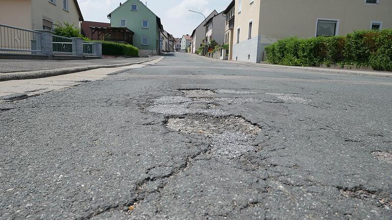 Die Staatsstraße 2274, die durch Dankenfeld verläuft, war stark sanierungsbedürftig (Archivbild). Da die Arbeiten dort nun länger dauern als gedacht, verschiebt sich auch der Ausbau der Kreisstraße HAS 26.