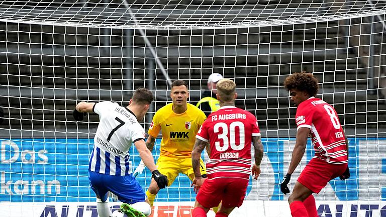 Hertha BSC - FC Augsburg       -  Nach einem Ballverlust von Niklas Dorsch (Mitte) kam Berlins Florian Niederlechner frei zum Schuss.