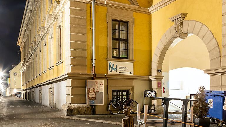 Das Jugendzentrum B-Hof in Würzburg ist zu Pfingsten Kulisse für die 'Northern Melancholy European Tour 2023' der finnischen Band 'As the sun falls'.