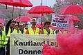 Rote Rauchwoliken, rote Schirme, klare Forderungen: Der Streik im Kaufland-Lager in Donnersdorf geht über mehr als zwei Tage und wird erst am Mittwochnacht enden.