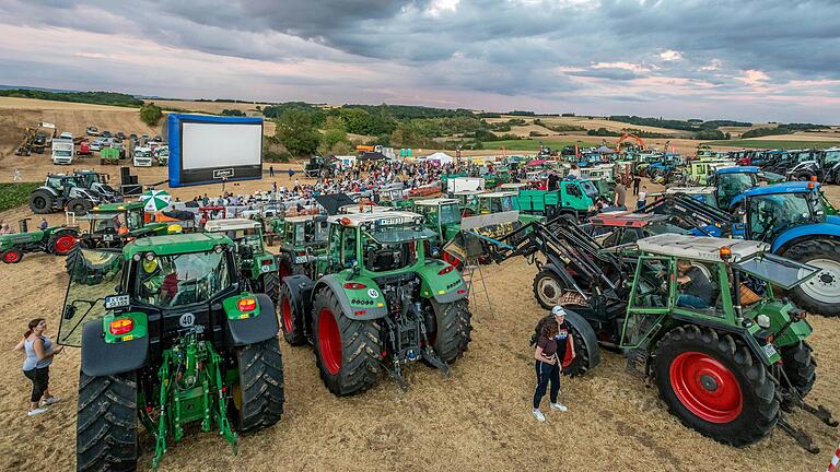 Traktor-Kino ist am Wochenende wieder auf einem Acker zwischen Ochsenfurt und Hopferstadt angesagt.