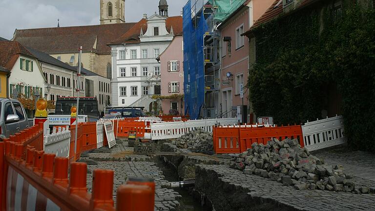 Wärmewende am Marktplatz: Im Herbst 2016 zog Fernwärme auch in die Iphöfer Altstadt ein. Wärmewende am Marktplatz: Im Herbst 2016 zog Fernwärme auch in die Iphöfer Altstadt ein.