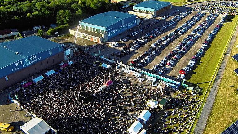 Startschuss für den Flugplatz als Veranstaltungsgelände: das Konzert der Band Glasperlenspiel im Juli 2015 &ndash; mit etwa 10 000 Besuchern.