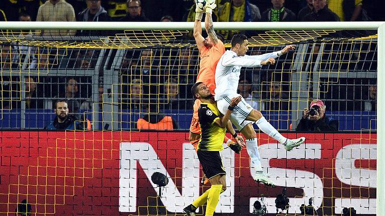 Gehalten       -  BVB-Torwart Roman Bürki klärt vor Madrids Superstar Cristiano Ronaldo.