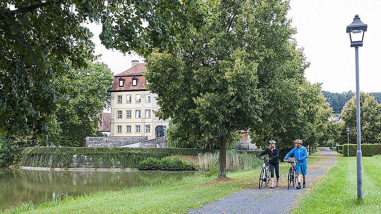 Zahlreiche Radwege in einer schönen Umgebung, wie hier vor dem Schloss Gleisenau: Der Landkreis Haßberge ist bei Fahrradtouristen durchaus beliebt. Auch beim diesjährigen Tourismus-Treffen soll es um die Radler gehen.