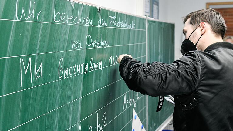 Mathe-Unterricht mit ukrainischen Untertiteln: Zahlreiche Schulen in Unterfranken - wie etwa hier die Gustav-Walle-Mittelschule&nbsp; in Würzburg - unterrichten jetzt auch zusätzlich ukrainische Kinder.&nbsp;