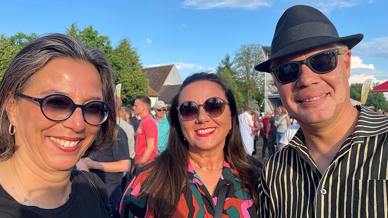 Als echte Fans von Soul-Music wollten (von rechts) Gunther, Annette und Gudrun unbedingt bei Jan Delays Konzert am Kitzinger Stadtbalkon dabei sein. Als echte Fans von Soul-Music wollten (von rechts) Gunther, Annette und Gudrun unbedingt bei Jan Delays Konzert am Kitzinger Stadtbalkon dabei sein.