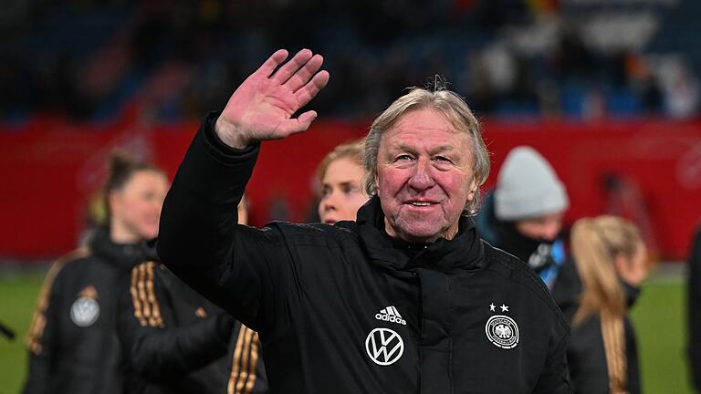 Horst Hrubesch.jpeg - Feierte mit den deutschen Frauen den dritten Sieg im dritten Spiel: Horst Hrubesch. Horst Hrubesch.jpeg - Feierte mit den deutschen Frauen den dritten Sieg im dritten Spiel: Horst Hrubesch.