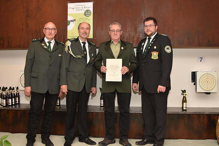 Für seine 50-jährige Treue zur Schützengemeinschaft ehrte der Verein Burkard Stenke mit dem Ehrenabzeichen Gold mit Eichenlaub. Im Bild (von links) Georg Wehr, Schützenmeister Erich Zorn, Burkard Stenke und Andres Kleineberg (1. Gauschützenmeister). Für seine 50-jährige Treue zur Schützengemeinschaft ehrte der Verein Burkard Stenke mit dem Ehrenabzeichen Gold mit Eichenlaub. Im Bild (von links) Georg Wehr, Schützenmeister Erich Zorn, Burkard Stenke und Andres Kleineberg (1. Gauschützenmeister). 
