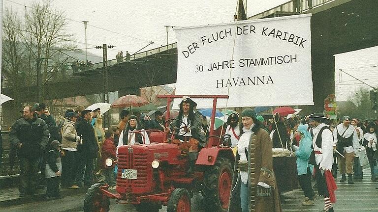 Lange Jahr bereicherte der Stammtisch Havanna den Faschingszug der Karlstadter Karnevals Gesellschaft (KaKaGe), etwa 2004, zum 30-jährigen Bestehen der Clique. Lange Jahr bereicherte der Stammtisch Havanna den Faschingszug der Karlstadter Karnevals Gesellschaft (KaKaGe), etwa 2004, zum 30-jährigen Bestehen der Clique.