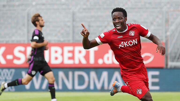 Die helle Freude: Benjika Caciel seinen 1:0-Führungstreffer gegen die zweite Mannschaft des FC Bayern. Am Ende siegten die Würzburger Kickers mit 2:0.&nbsp;