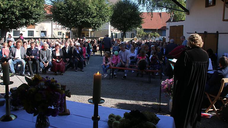 Viele Menschen finden im Hof Platz – wie hier beim Erntedankgottesdienst.