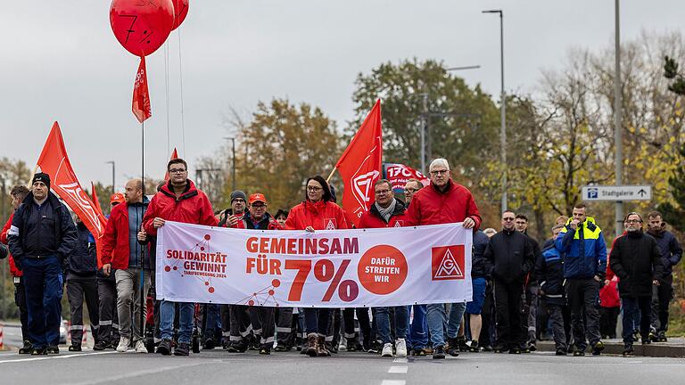 Mit mehreren Warnstreiks in der Region haben Beschäftigte aus den Betrieben und die IG Metall in den vergangenen Wochen auf ihre Forderungen aufmerksam gemacht, zuletzt auf einer Großkundgebung in Schweinfurt mit 3500 Teilnehmerinnen und Teilnehmern.