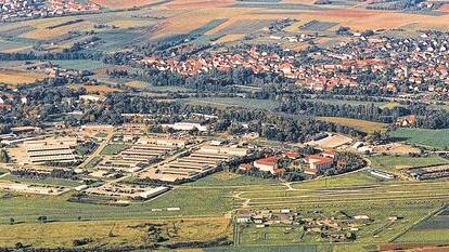 Die Conn-Kaserne mit Flugplatz (im Vordergrund): Sie ist mit 203 Hektar die größte dicht bebaute Liegenschaft der US-Armee aus Landkreisgelände bei Geldersheim. Für Landrat Harald Leitherer ist das Areal eine große Herausforderung nach dem beschlossenen Abzug der US-Armee, es biete aber auch Chancen für Industrieansiedlungen.