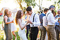 Guests dancing at wedding reception outside in the backyard.       -  So kommt keine schlechte Stimmung auf: Unterhalten Sie Ihre Gäste während des Shootings mit geplanten Programmpunkten.