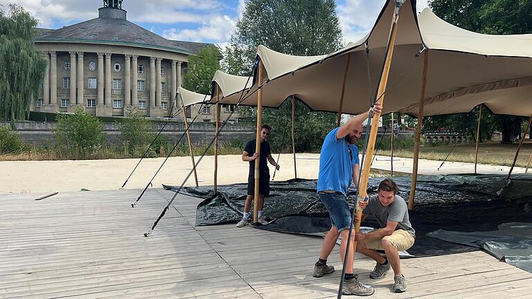 Betreiber Florian Griebel (Zweiter von links) baut gemeinsam mit Helfern den Stadtstrand am Saaleufer ab.