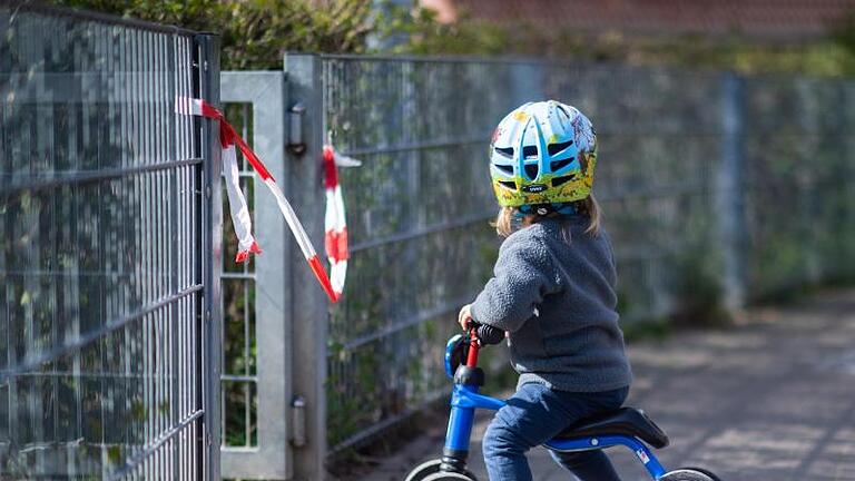 Seit Wochen sind die Kitas in Deutschland geschlossen, ein Ende ist nicht in Sicht. Foto: Julian Stratenschulte/dpa       -  Berufstätige Eltern verlassen sich darauf, dass ihre Kinder in der Kita betreut werden. Doch was wenn die Gruppen schließen?