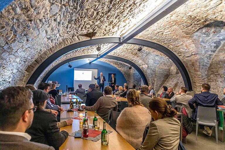 Während der Auszeichnungsveranstaltung 'Vorstand des Jahres 2023' im Kulturkeller in Zell am Main.