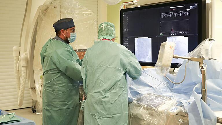 Nach erfolgreichem schnellen Umbau behandelt Chefarzt PD Dr. Sebastian Herrmann (l.) den 9. Patienten im neuen Herzkatheterlabor mit hochmoderner Angiographie-Anlage.