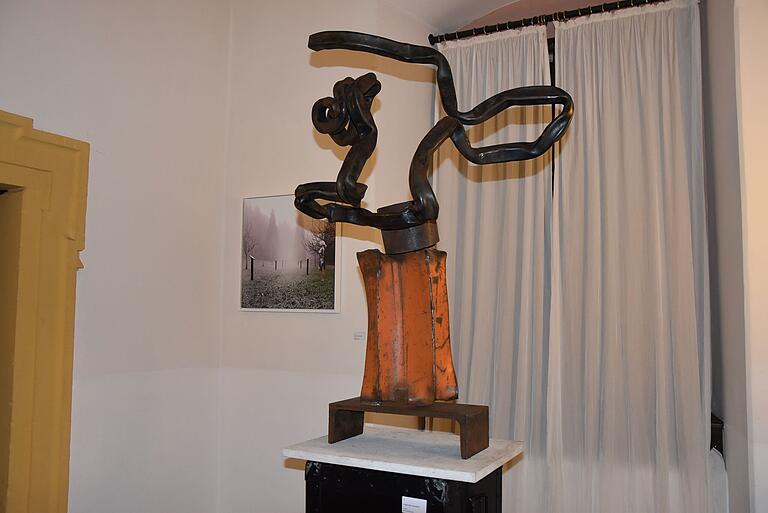 'Wotan der Wanderer' heißt das Kunstwerk von Ralf Vizethum. Die Skulptur ist eine Kombination aus Fundstücken der Vergangenheit und Schmiedearbeiten der Gegenwart. 'Wotan der Wanderer' heißt das Kunstwerk von Ralf Vizethum. Die Skulptur ist eine Kombination aus Fundstücken der Vergangenheit und Schmiedearbeiten der Gegenwart.