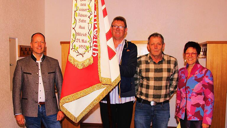 Bürgermeister Johannes Krumm (l.) gratulierte zur restaurierten Vereinsfahne, die Bernd Veth hütet. Nicole Brandler und Wolfgang Gehring (von rechts) halten dem FC Elfershausen seit einem halben Jahrhundert die Treue.       -  Bürgermeister Johannes Krumm (l.) gratulierte zur restaurierten Vereinsfahne, die Bernd Veth hütet. Nicole Brandler und Wolfgang Gehring (von rechts) halten dem FC Elfershausen seit einem halben Jahrhundert die Treue.