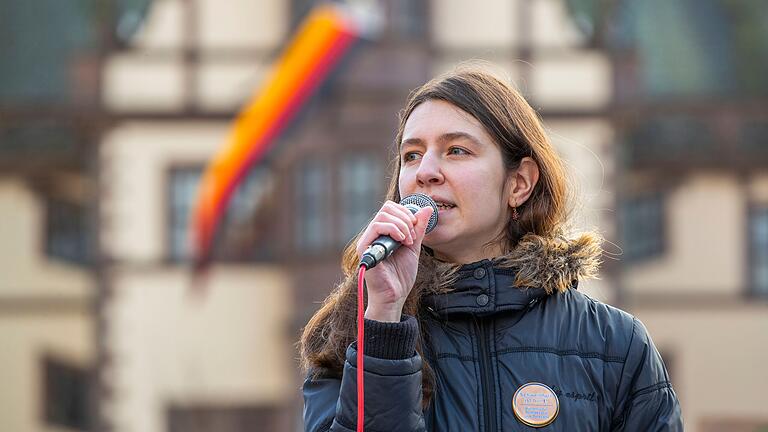 Agnes Conrad, Kreisvorsitzende und Bundestagskandidatin der Partei die Linke, prangert die Erweiterungspläne von ZF in Tschechien an. Agnes Conrad, Kreisvorsitzende und Bundestagskandidatin der Partei die Linke, prangert die Erweiterungspläne von ZF in Tschechien an.