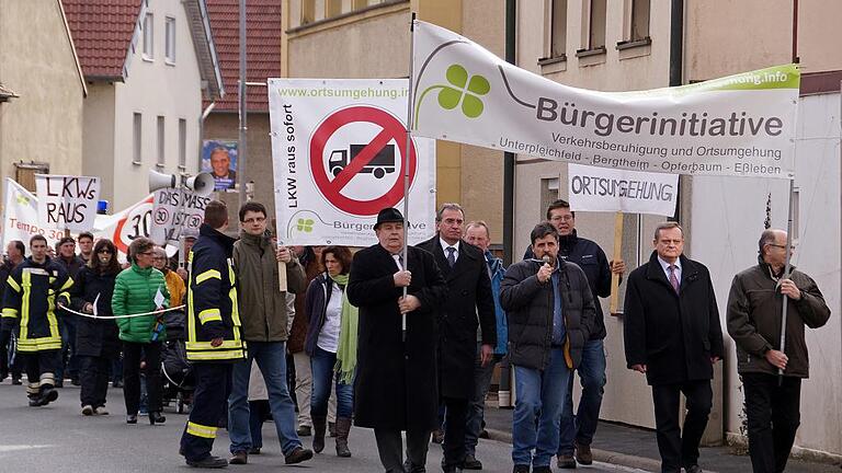 Vor dreieinhalb Jahren, am 28. Februar 2014, waren in Opferbaum eine Demonstration der Bürgerinitiative zur Verkehrsberuhigung und Ortsumgehung auf der B 19. In Unterpleichfeld und Bergtheim wurden inzwischen die Ortsdurchfahrten saniert. Die Anwohner in Opferbaum und Eßleben warten noch darauf. Archivfoto Irene Konrad