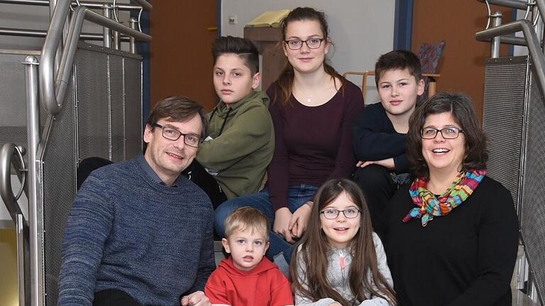 Sozialversicherungen: Wie eine Familie um Entlastung kämpft       -  Claudia und Michael Nowak aus Wonfurt ziehen fünf Kinder groß. Von Staat und Gesellschaft wünschen sie sich mehr Anerkennung für diese Leistung.