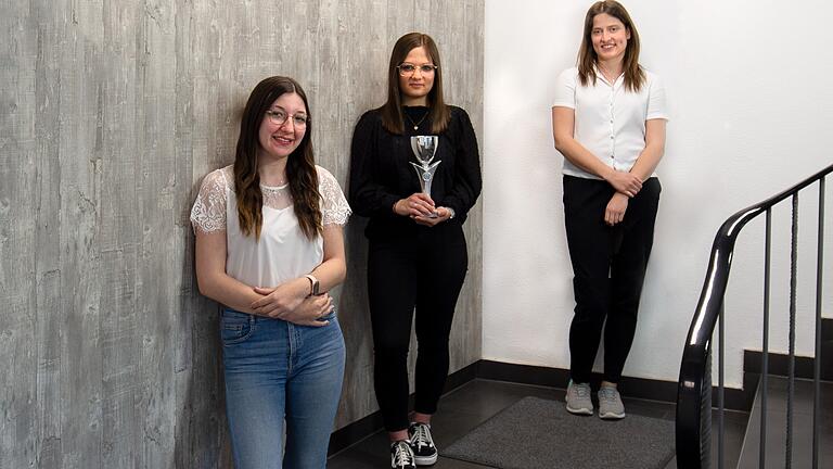 Im Bild (von links) die Azubis Antonia Krämer und Kaya Eckart mit ihrer Betreuerin Rahel Diem. Im Bild (von links) die Azubis Antonia Krämer und Kaya Eckart mit ihrer Betreuerin Rahel Diem.