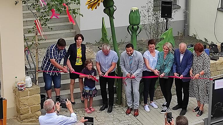 Auf dem Bild (von links): Vorstand, Timmi Knieß, stellvertretende Landrätin Christine Bänder, Kindergartenkind Neela, Architekt Benedikt Gerber, Bürgermeister Sebastian Hauck, Leitung Nadja Knorr mit Bianca Arenz, Schirmherr Hans Spahn und ehemalige Bürgermeisterin Edeltraud Baumgartl.