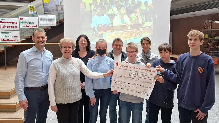 Über eine vorweihnachtliche Bescherung freuen sich im Gymnasium Veitshöchheim (von links) vorne Schulleiter Dr. Bernhard Brunner,  Dr. med.  Marion Böske (Dow-Bodie-Vorstand), die Klassensprecher Paula Riedl und Linus Wolz (beide 8 c), Elias Voraber (8 a) und Marcel Fuchs (8 b) und hinten vom Elternbeirat Dr. Katja Demuß (1. Vorsitzende), Stefan Wolz (2. Vorsitzender) und Alexa Geier.