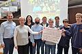 Über eine vorweihnachtliche Bescherung freuen sich im Gymnasium Veitshöchheim (von links) vorne Schulleiter Dr. Bernhard Brunner,  Dr. med.  Marion Böske (Dow-Bodie-Vorstand), die Klassensprecher Paula Riedl und Linus Wolz (beide 8 c), Elias Voraber (8 a) und Marcel Fuchs (8 b) und hinten vom Elternbeirat Dr. Katja Demuß (1. Vorsitzende), Stefan Wolz (2. Vorsitzender) und Alexa Geier.