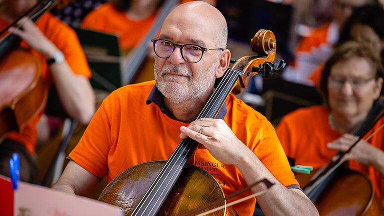 Meist ist Mathias Wiedemann berufsbedingt Zuschauer. Für den Symphonic Mob des Kissinger Sommers hat der Hobbycellist heuer kurz die Seiten gewechselt. Meist ist Mathias Wiedemann berufsbedingt Zuschauer. Für den Symphonic Mob des Kissinger Sommers hat der Hobbycellist heuer kurz die Seiten gewechselt.