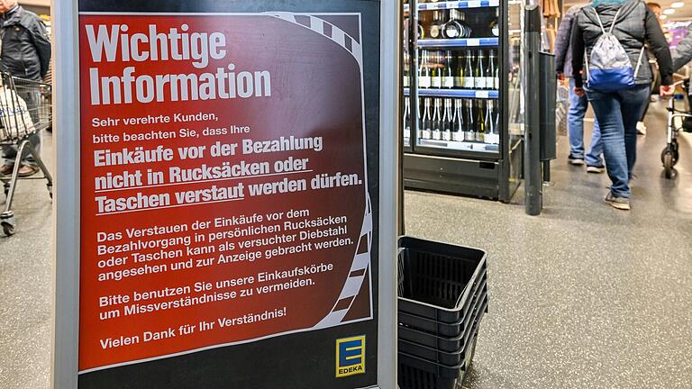 Seit kurzem dürfen Kunden und Kundinnen des Edeka Luksch in der Domstraße die Artikel während des Einkaufs nicht mehr in mitgebrachte Einkaufstaschen oder Rucksäcke packen. Darauf weist ein Schild hin.&nbsp;