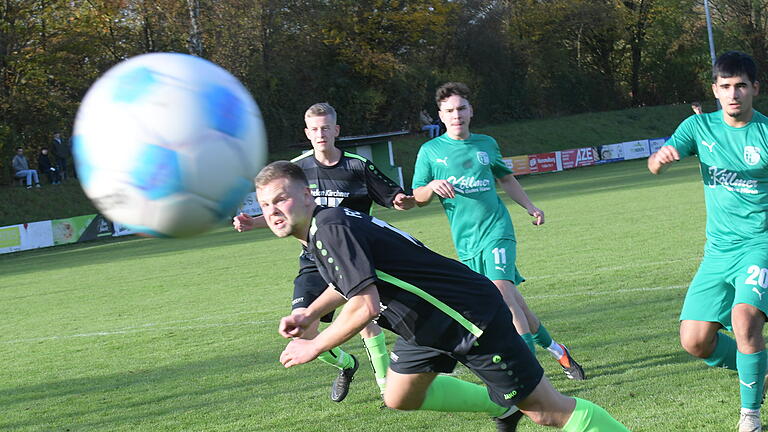 Rhöner Fußball-Nachlese       -  Dieser Schuss aus dem Spiel der SG Hammelburg/Fuchsstadt gegen den FC Sandberg geriet sehenswert in den Fokus des Fotografen.