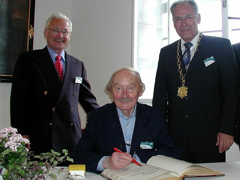 Zu seinem 80. Geburtstag trug sich Karlheinz Deschner ins Goldene Buch der Stadt Haßfurt ein, links der ehemalige Landrat Rudolf Handwerker, rechts Rudi Eck, vormaliger Bürgermeister der Kreisstadt. Zu seinem 80. Geburtstag trug sich Karlheinz Deschner ins Goldene Buch der Stadt Haßfurt ein, links der ehemalige Landrat Rudolf Handwerker, rechts Rudi Eck, vormaliger Bürgermeister der Kreisstadt. 