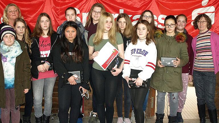 In der Wettkampfklasse III/2 der Mädchen setzten sich die Schülerinnen der Mittelschule Ebern durch. Sie verwiesen den Schulverbund Zeil/Eltmann auf Platz 2. Die Eberner Betreuerinnen waren Christl Lachmann und Sylvia Haagen-Kaim.