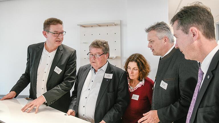 Klaus Walther (links), Projektleiter des ZDI Mainfranken, führte im Anschluss an die Eröffnungsreden die Gäste durch die neuen Räume (von links): Bürgermeister Adolf Bauer, Landtagsabgeordnete Kerstin Celina (Grüne) aus Kürnach,&nbsp;Staatsekretär Roland Weigert vom bayerischen Wirtschaftsminsterium und&nbsp;Oberbürgermeister Christian Schuchardt.