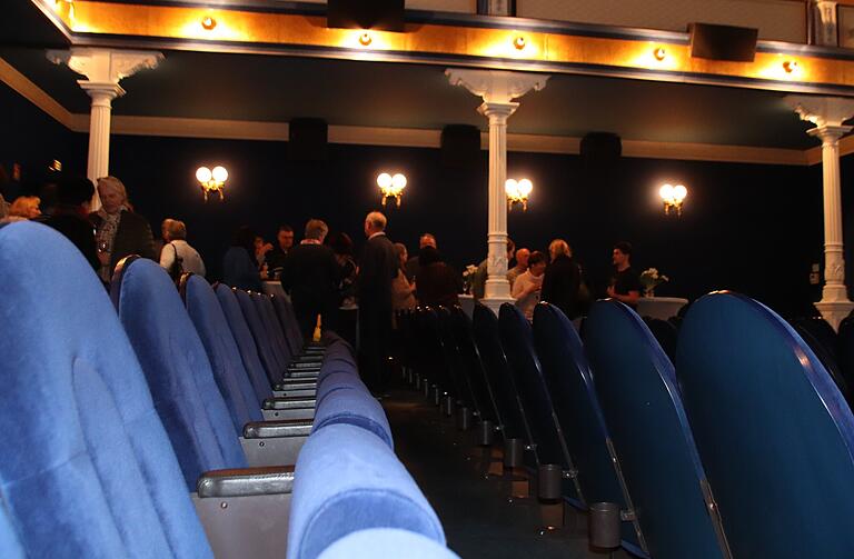 Vor-Corona-Zeit: Im Blauen Saal im Kitzinger Roxy-Kino warten Besucher auf Vorstellungsbeginn. Vor-Corona-Zeit: Im Blauen Saal im Kitzinger Roxy-Kino warten Besucher auf Vorstellungsbeginn.