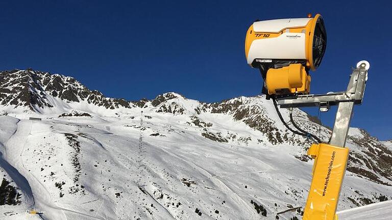 Tiroler Skigebiet Kühtai: Die österreichischen Skigebiete geben aljährlich dreistellige Millionensummen für neue Bahnen und Lifte, künstliche Beschneiung und andere Investitionen aus. Foto: Carsten Hoefer/dpa       -  Kühtai ist der höchstgelegene Skiort in Österreich. Das Skigebiet ist jährlich von Dezember bis April geöffnet.